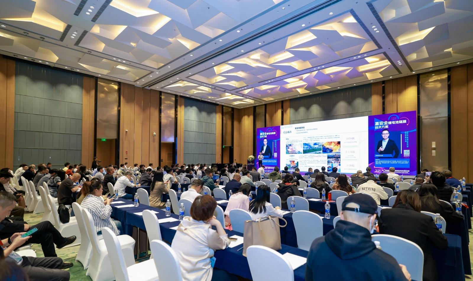 乐竞官方网站分析展·风采|乐竞官方网站分析亮相2025新能源电池膜材料论坛，引领低场核磁技术革新风潮